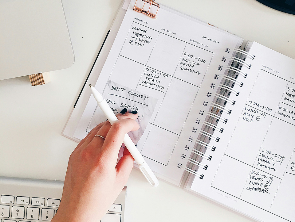 notatnik z zaznaczonymi datami