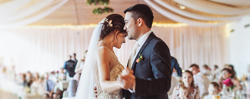 Para młoda tańczy swój pierwszy taniec przed gośćmi